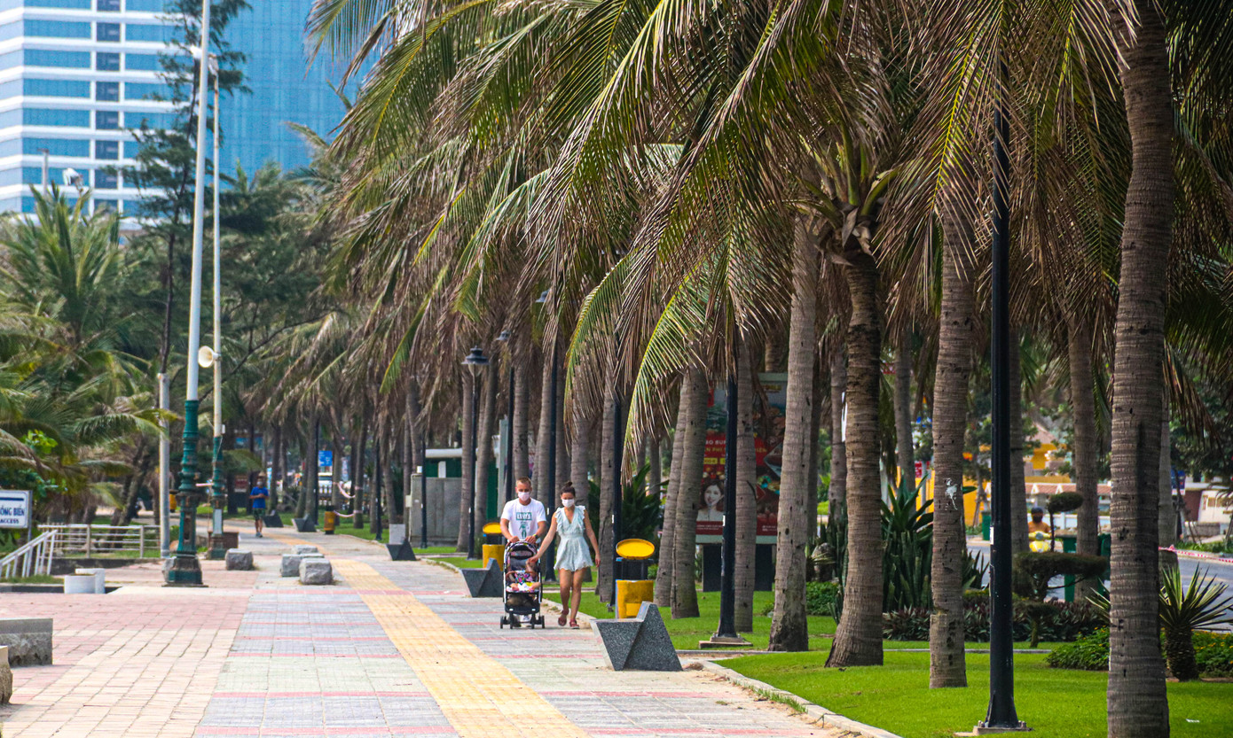 Đường phố, bãi biển Đà Nẵng vắng bóng trong ngày đầu 'cách ly toàn xã hội' ảnh 5