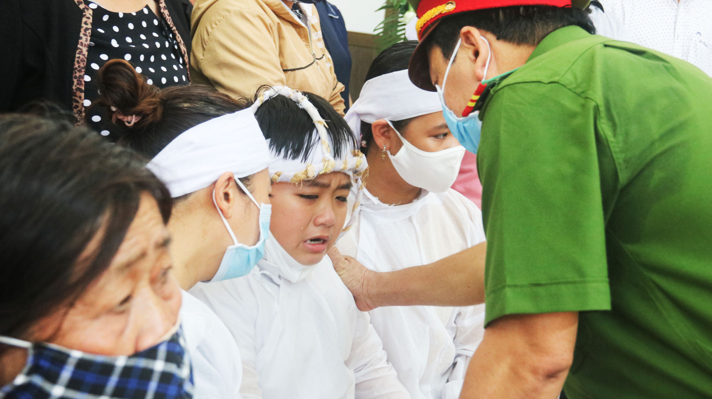 Nghẹn ngào giây phút tiễn đưa chiến sĩ công an Đà Nẵng hy sinh khi làm nhiệm vụ ảnh 7