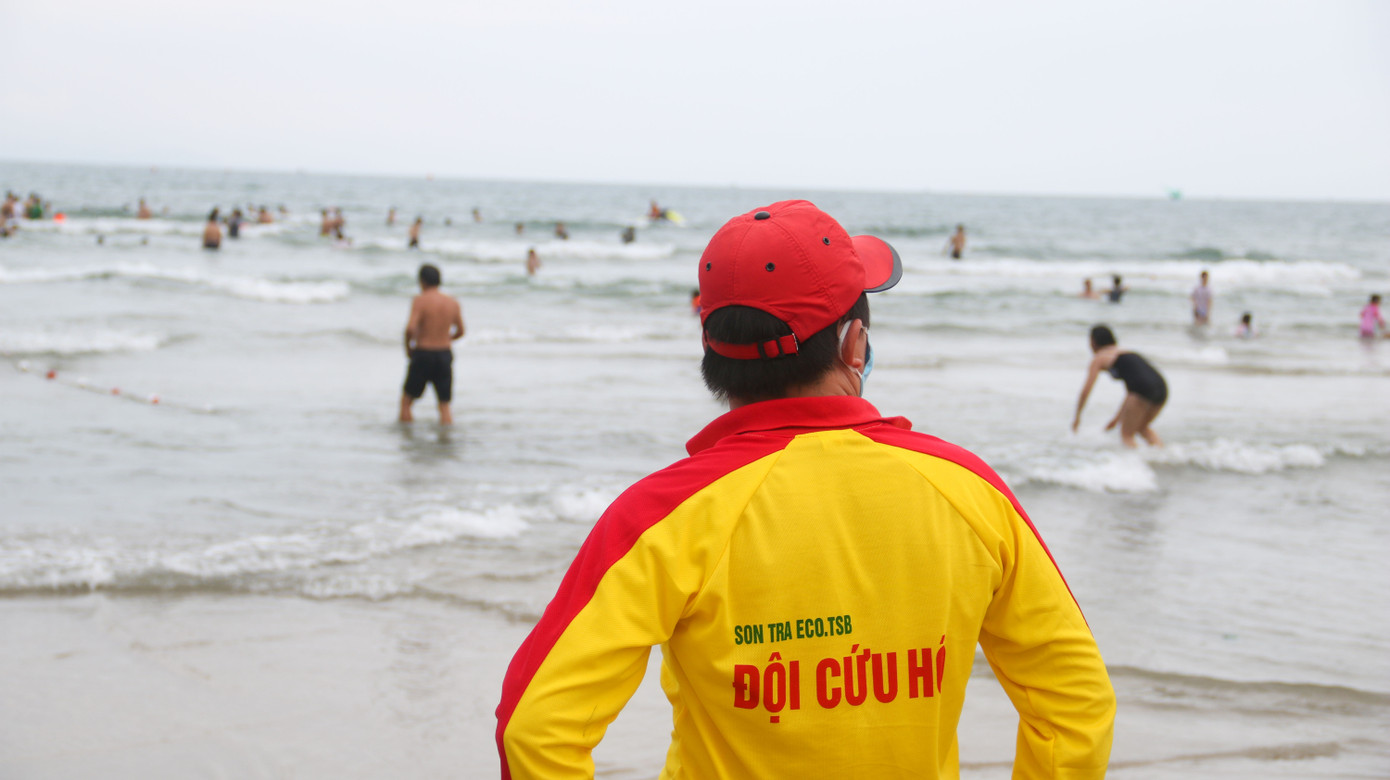 Người dân Đà Nẵng đổ xô đi tắm biển ngày đầu nới lỏng giãn cách xã hội ảnh 13