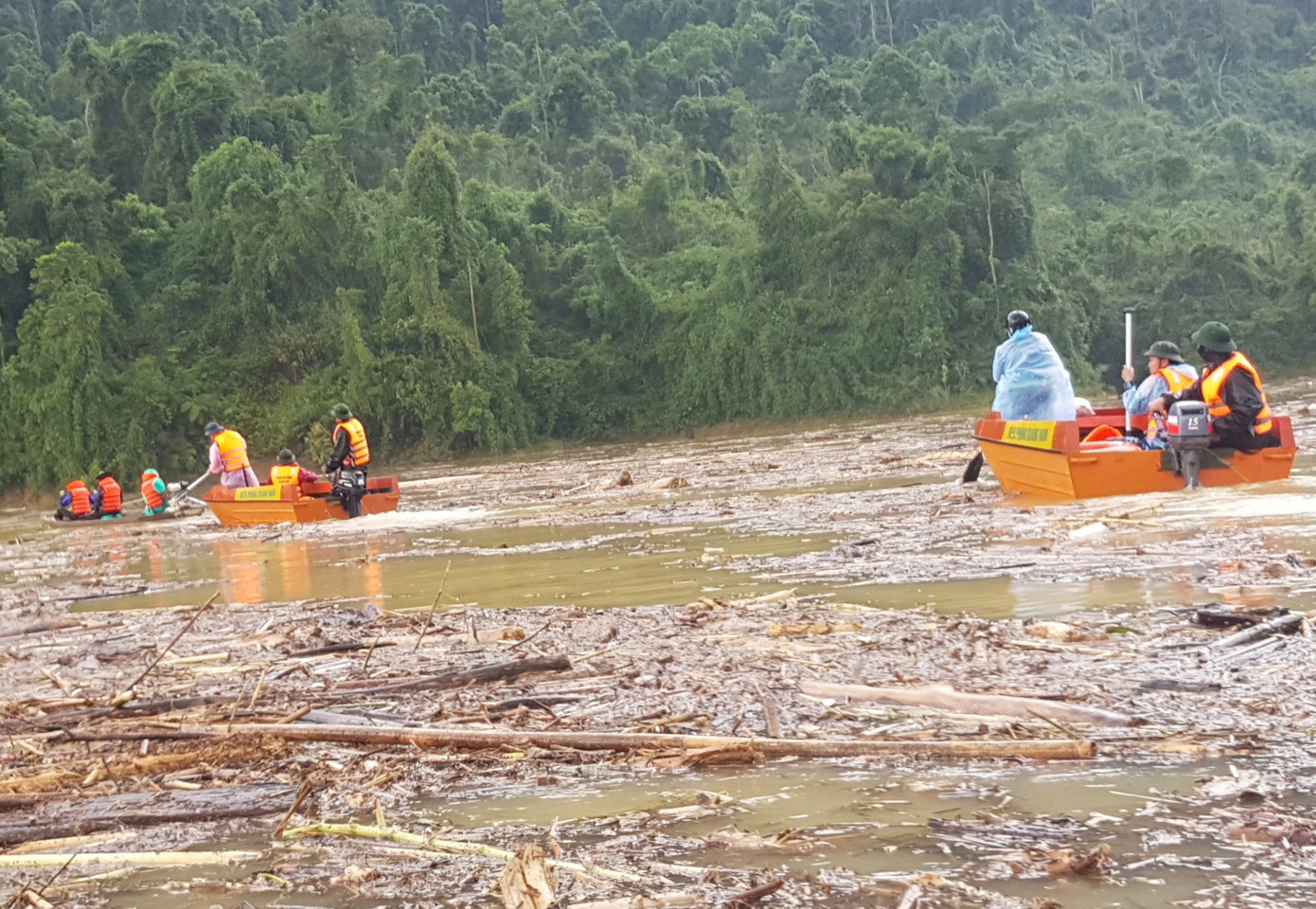 Tìm thi thể nạn nhân vụ sạt lở giữa lòng hồ thuỷ điện dày đặc cây rừng ảnh 3