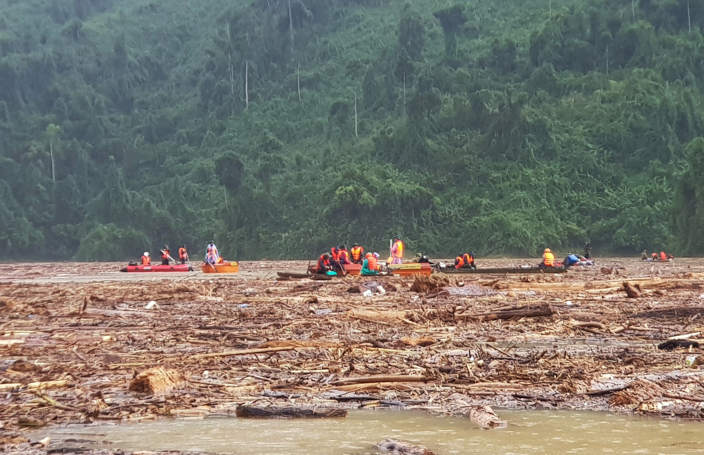 Tìm thi thể nạn nhân vụ sạt lở giữa lòng hồ thuỷ điện dày đặc cây rừng ảnh 6