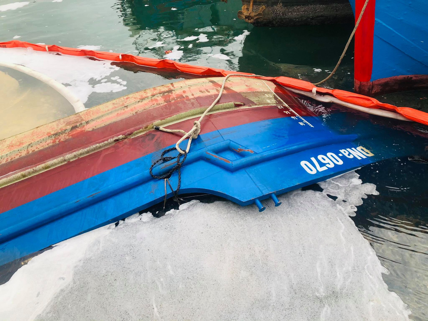 Khẩn trương xử lý sự cố tràn dầu trên âu thuyền, cảng cá Thọ Quang ảnh 4