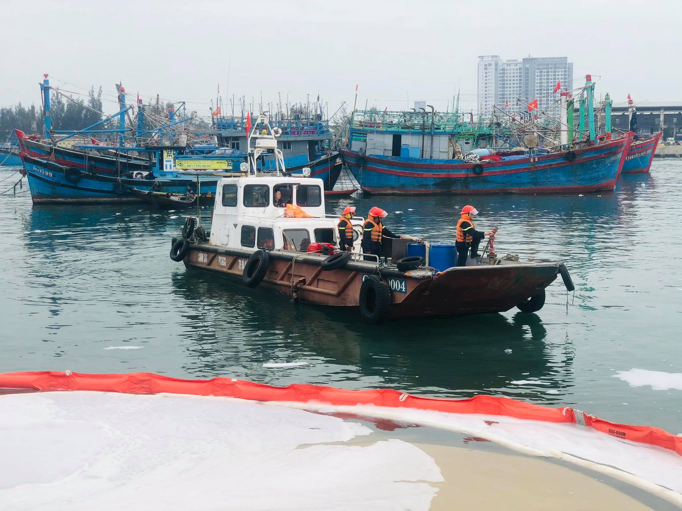 Khẩn trương xử lý sự cố tràn dầu trên âu thuyền, cảng cá Thọ Quang ảnh 7