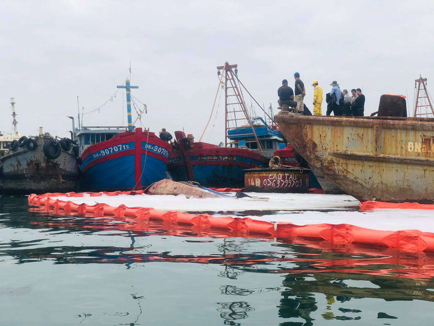 Khẩn trương xử lý sự cố tràn dầu trên âu thuyền, cảng cá Thọ Quang ảnh 3