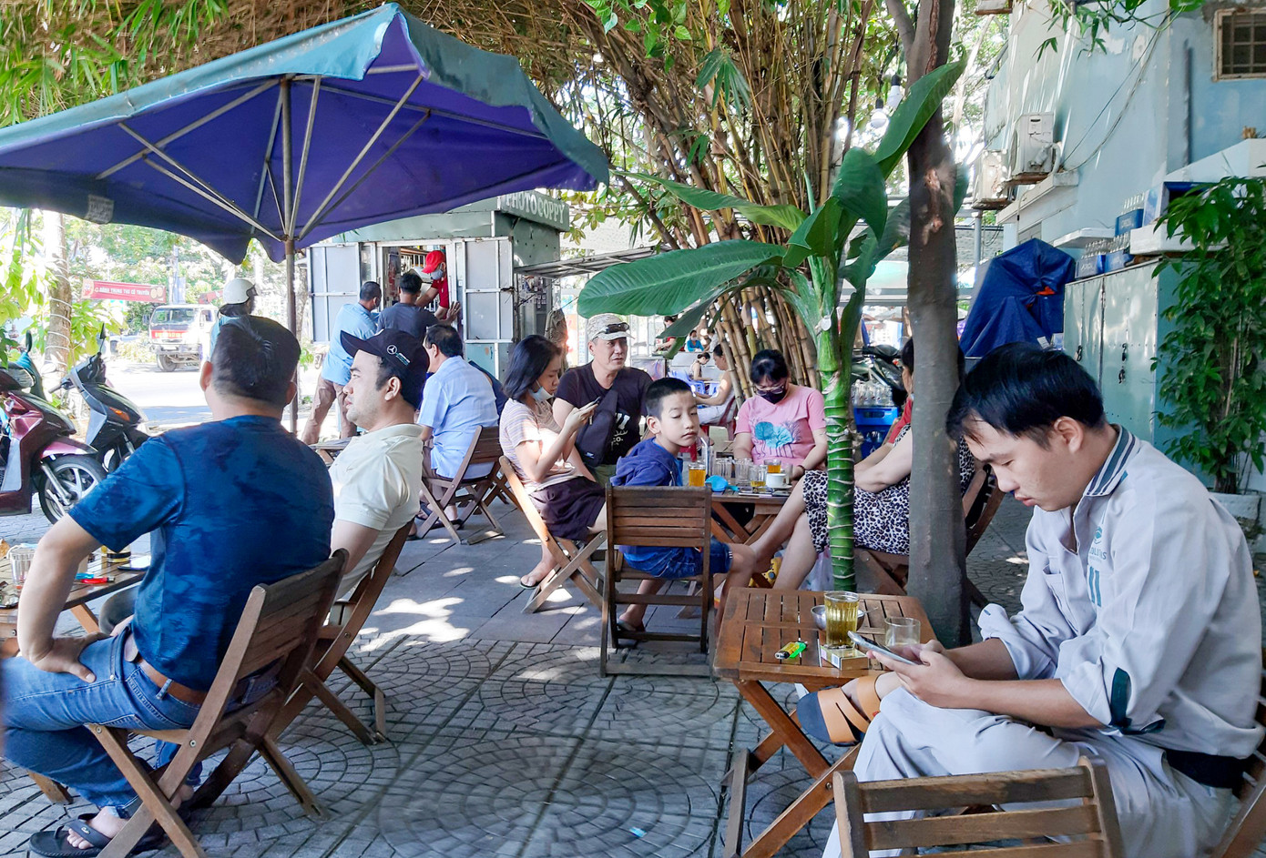 Dân Đà Nẵng đổ xô tắm biển, hàng quán đông đúc khách ảnh 10