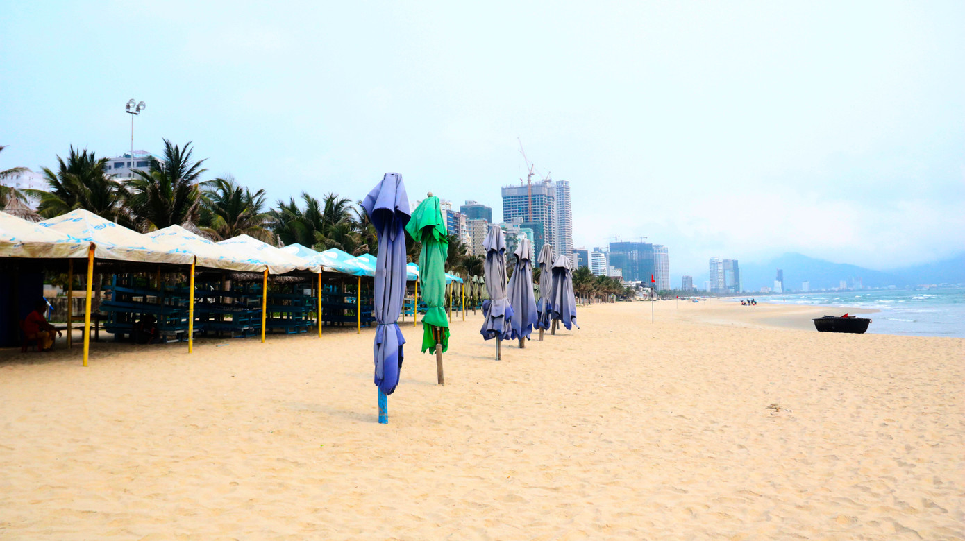 Đường phố, bãi biển Đà Nẵng vắng bóng trong ngày đầu 'cách ly toàn xã hội' ảnh 7