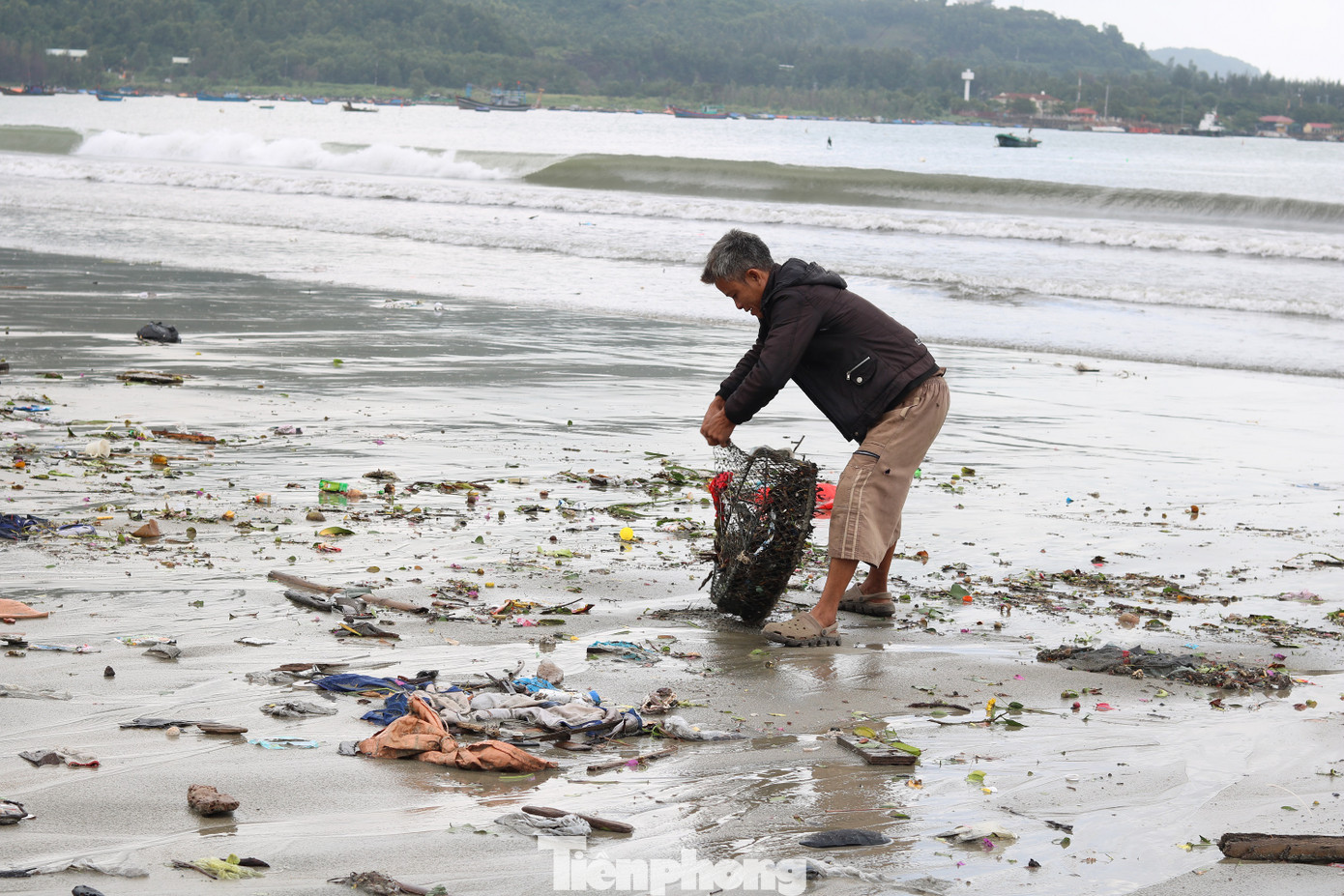 Bãi biển Đà Nẵng ngập rác sau bão ảnh 8