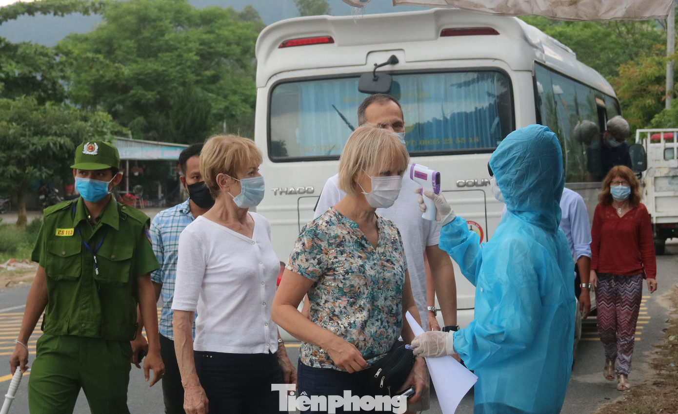 Cận cảnh quy trình kiểm tra, giám sát y tế ở cửa ngõ thành phố Đà Nẵng ảnh 2