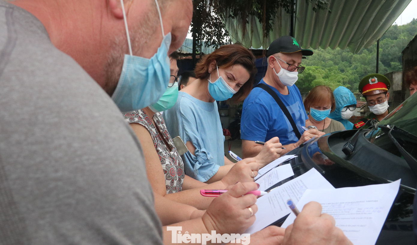 Cận cảnh quy trình kiểm tra, giám sát y tế ở cửa ngõ thành phố Đà Nẵng ảnh 9