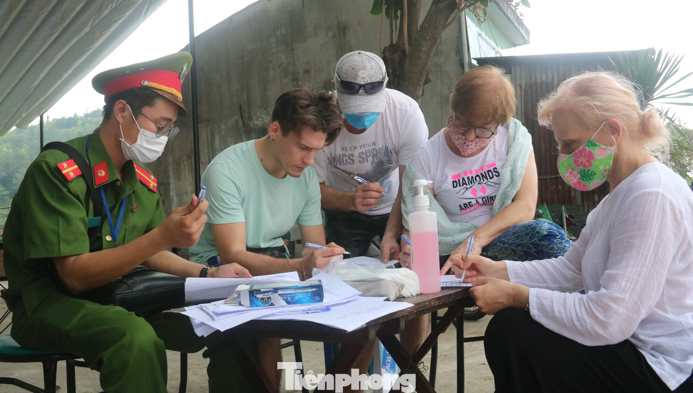 Cận cảnh quy trình kiểm tra, giám sát y tế ở cửa ngõ thành phố Đà Nẵng ảnh 10