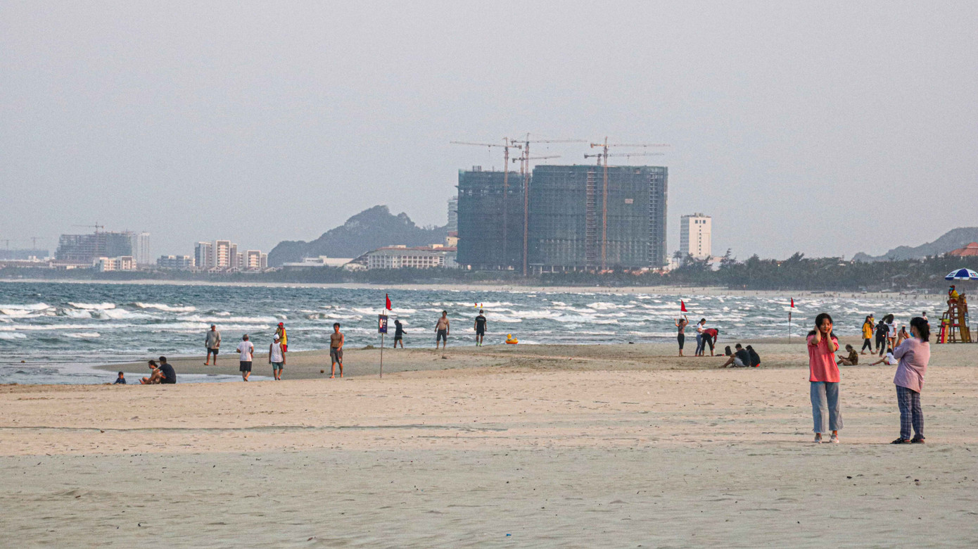 Người dân Đà Nẵng vẫn kéo ra biển sau lệnh cấm tắm và tụ tập đông người ảnh 7