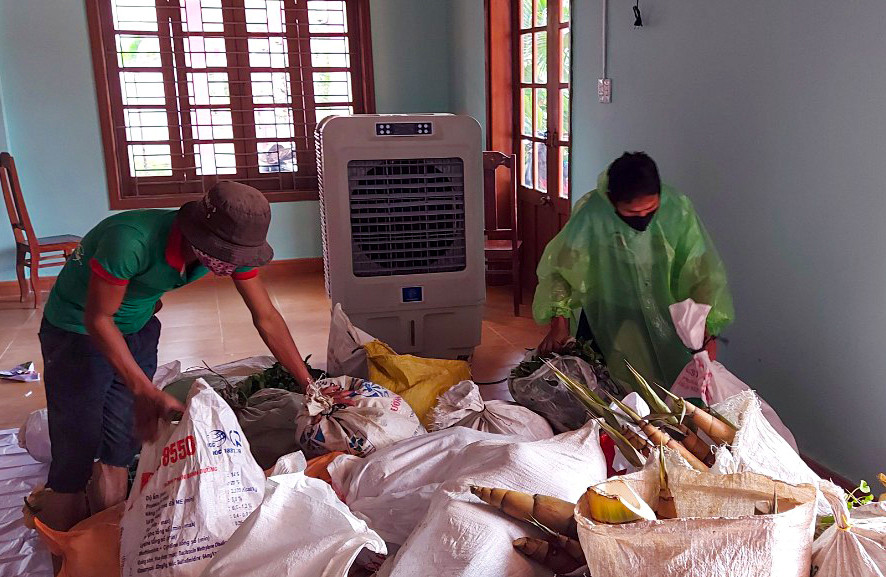 Xúc động cảnh dân huyện nghèo trèo đèo, lội suối hái rau quả tặng miền xuôi chống COVID-19 ảnh 10