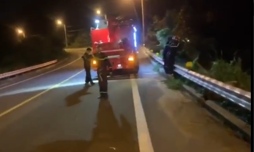 Đi xe tay ga lên bán đảo Sơn Trà, nam thanh niên gặp nạn văng xuống vực sâu ảnh 1