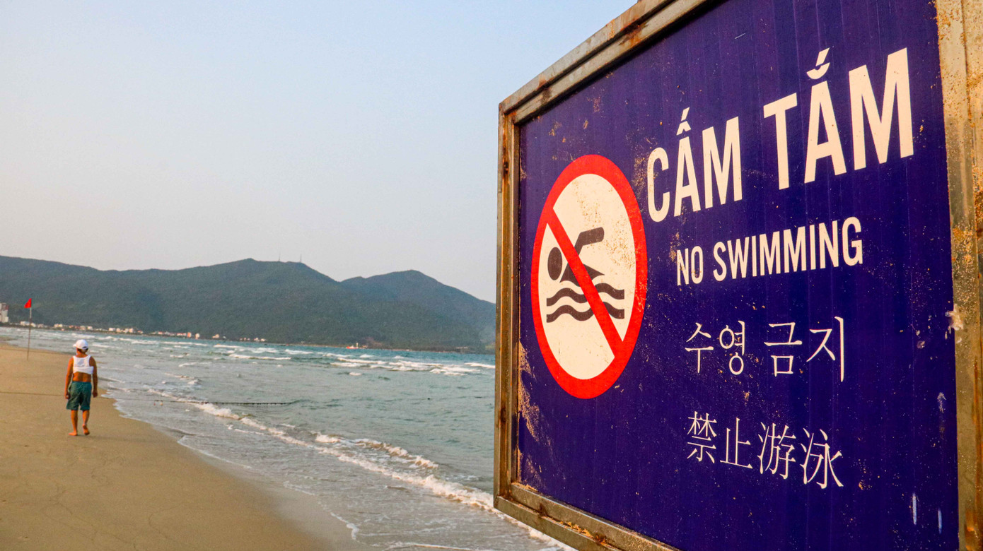 Người dân Đà Nẵng vẫn kéo ra biển sau lệnh cấm tắm và tụ tập đông người ảnh 2