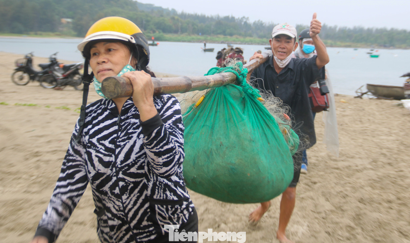 Người dân Đà Nẵng hối hả neo đậu, di dời tàu thuyền chống bão số 5 ảnh 6