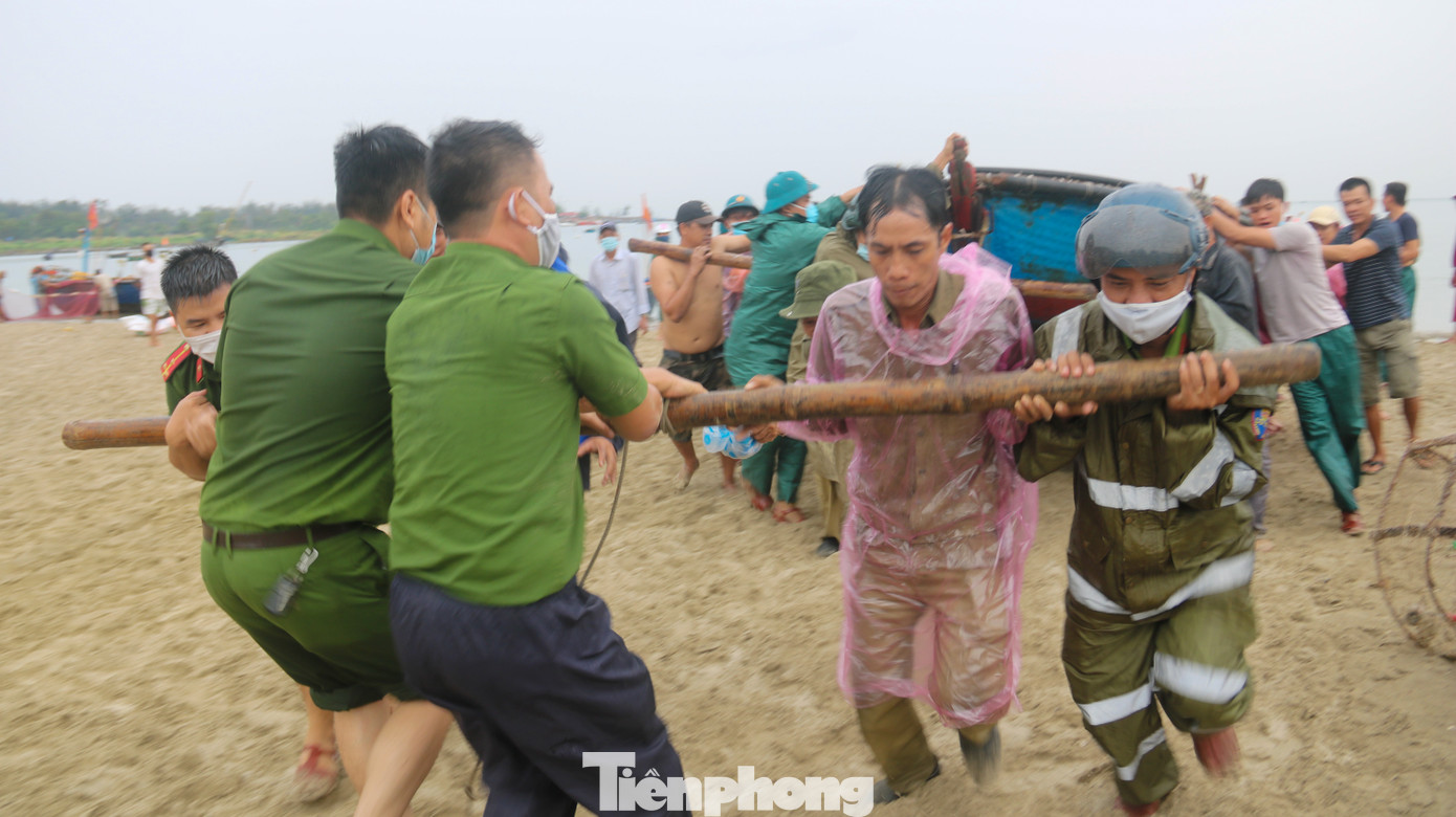 Người dân Đà Nẵng hối hả neo đậu, di dời tàu thuyền chống bão số 5 ảnh 2