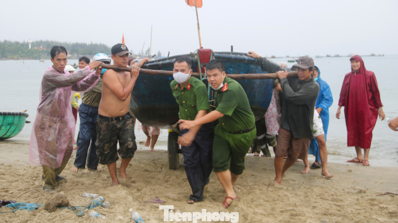 Người dân Đà Nẵng hối hả neo đậu, di dời tàu thuyền chống bão số 5 ảnh 3