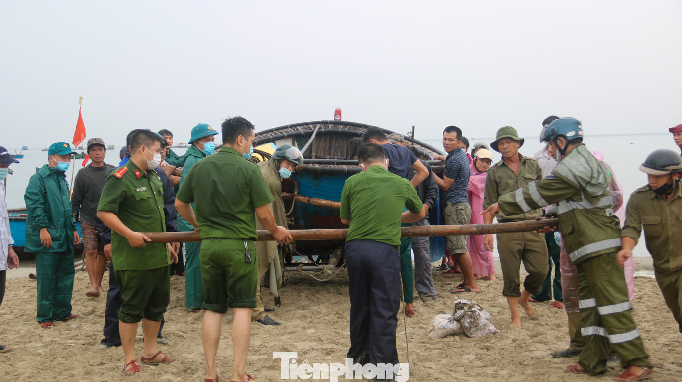 Người dân Đà Nẵng hối hả neo đậu, di dời tàu thuyền chống bão số 5 ảnh 1