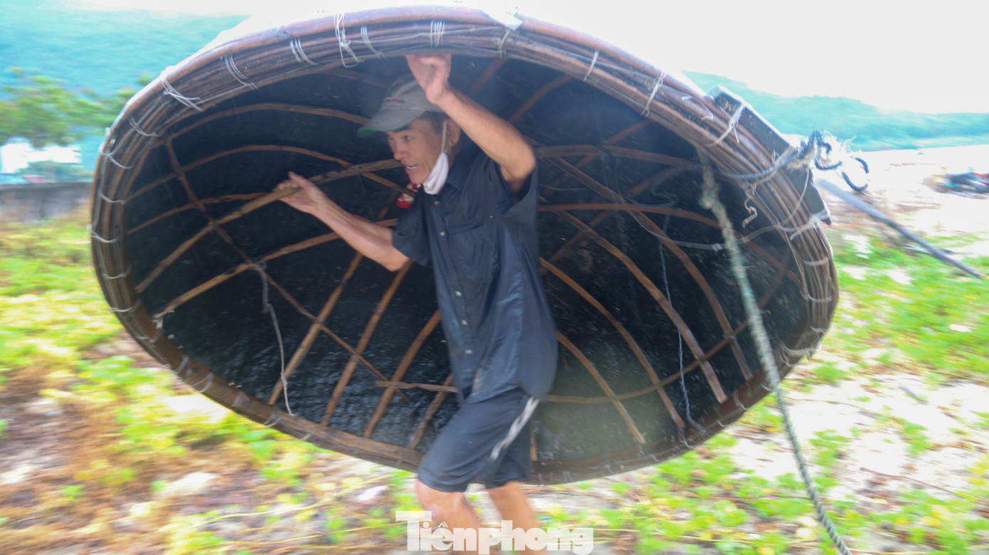 Người dân Đà Nẵng hối hả neo đậu, di dời tàu thuyền chống bão số 5 ảnh 5
