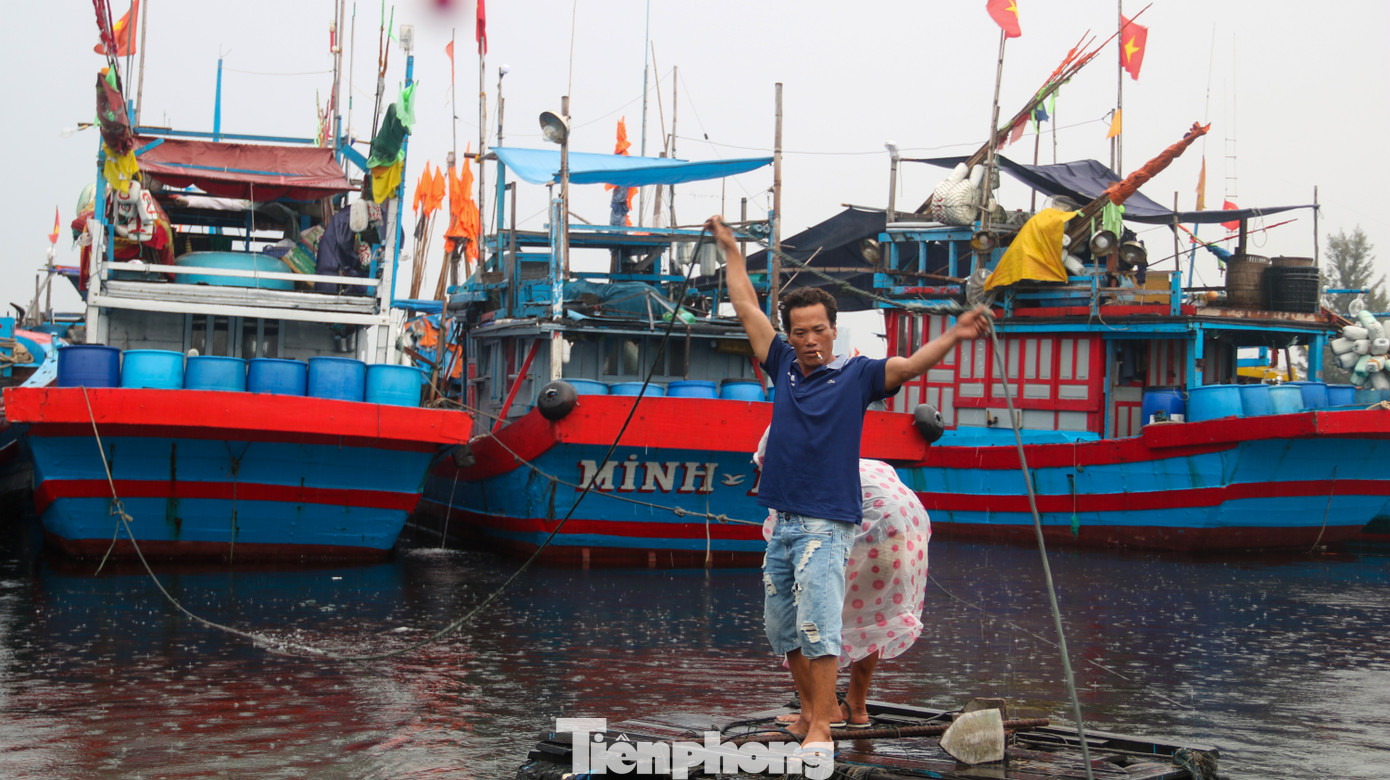 Người dân Đà Nẵng hối hả neo đậu, di dời tàu thuyền chống bão số 5 ảnh 14