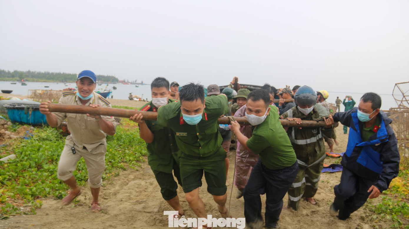 Người dân Đà Nẵng hối hả neo đậu, di dời tàu thuyền chống bão số 5 ảnh 4