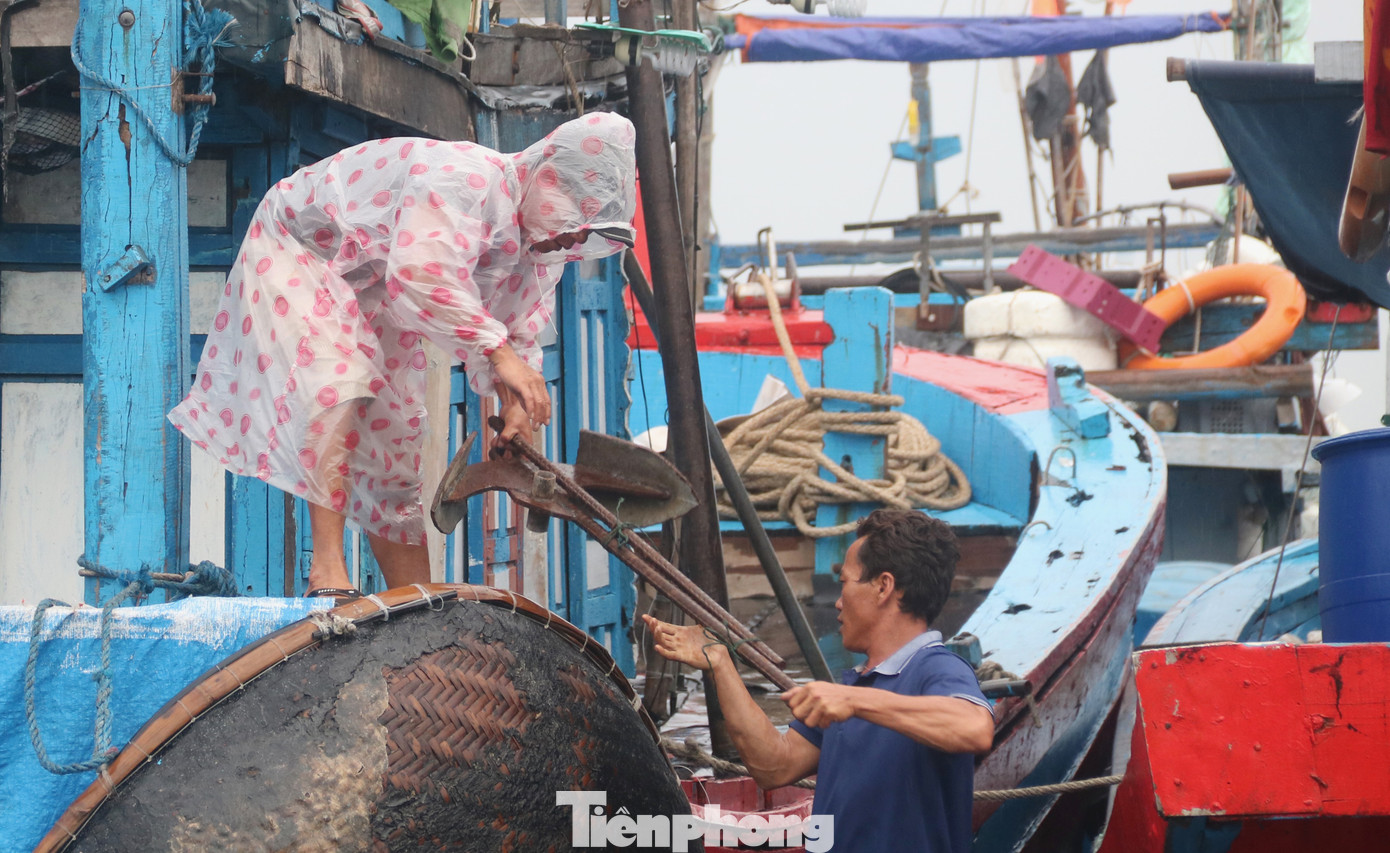 Người dân Đà Nẵng hối hả neo đậu, di dời tàu thuyền chống bão số 5 ảnh 11