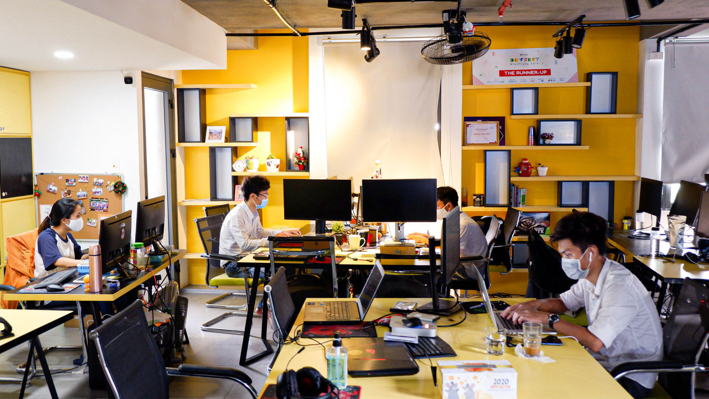 Đường phố, bãi biển Đà Nẵng vắng bóng trong ngày đầu 'cách ly toàn xã hội' ảnh 15