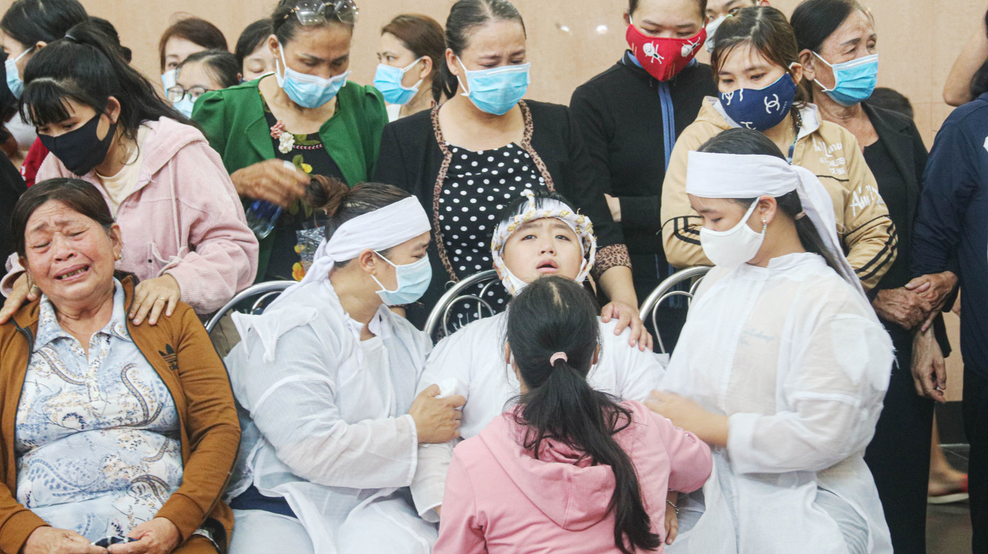 Nghẹn ngào giây phút tiễn đưa chiến sĩ công an Đà Nẵng hy sinh khi làm nhiệm vụ ảnh 4