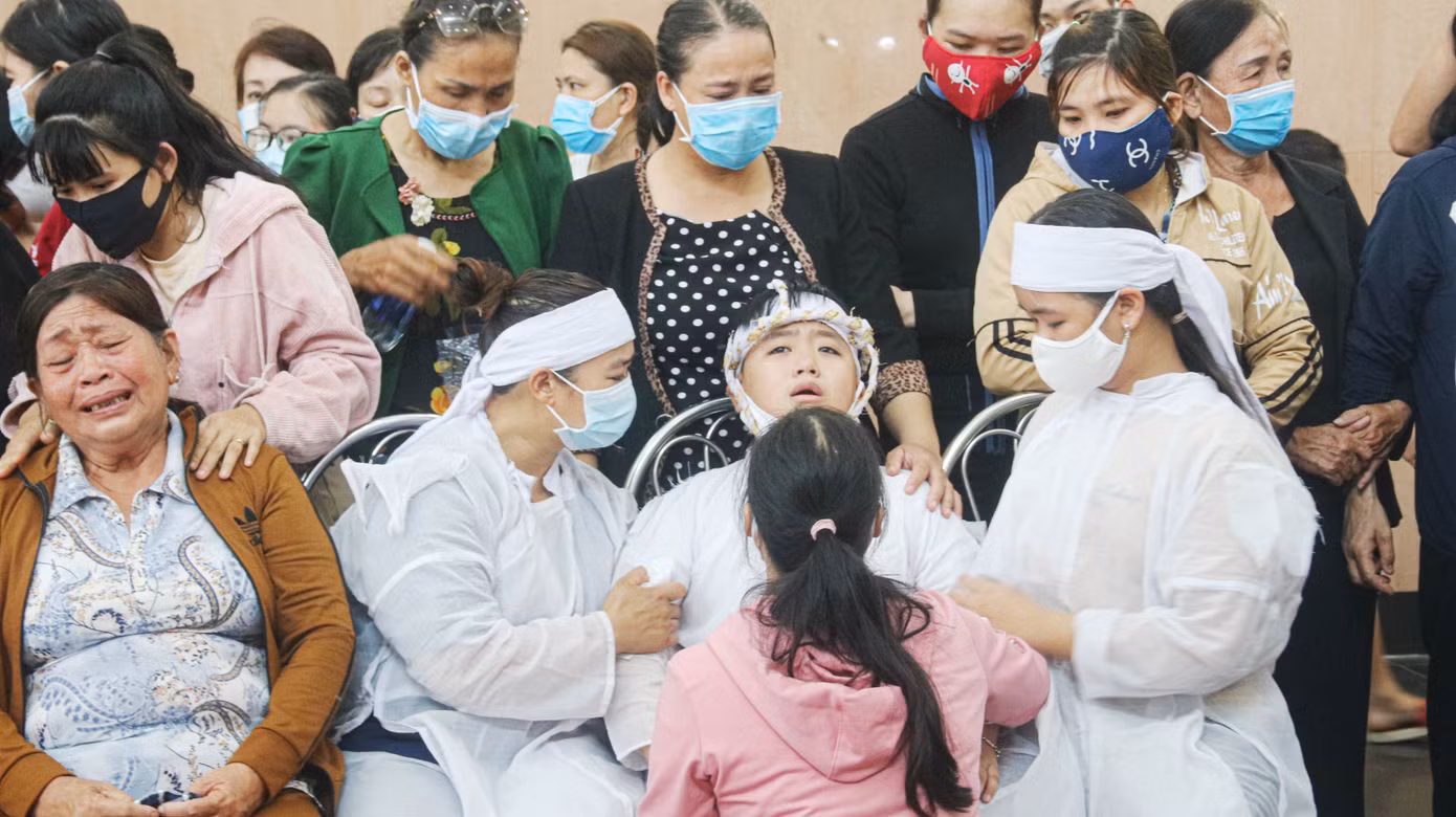 Nghẹn ngào giây phút tiễn đưa chiến sĩ công an Đà Nẵng hy sinh khi làm nhiệm vụ ảnh 4