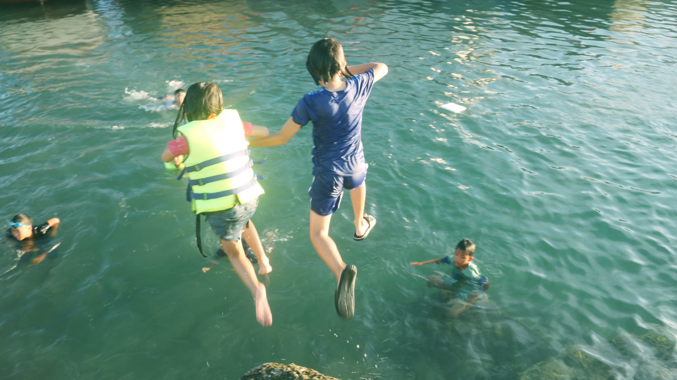 Kình ngư nhí ngụp lặn giữa biển chiều Lý Sơn ảnh 8