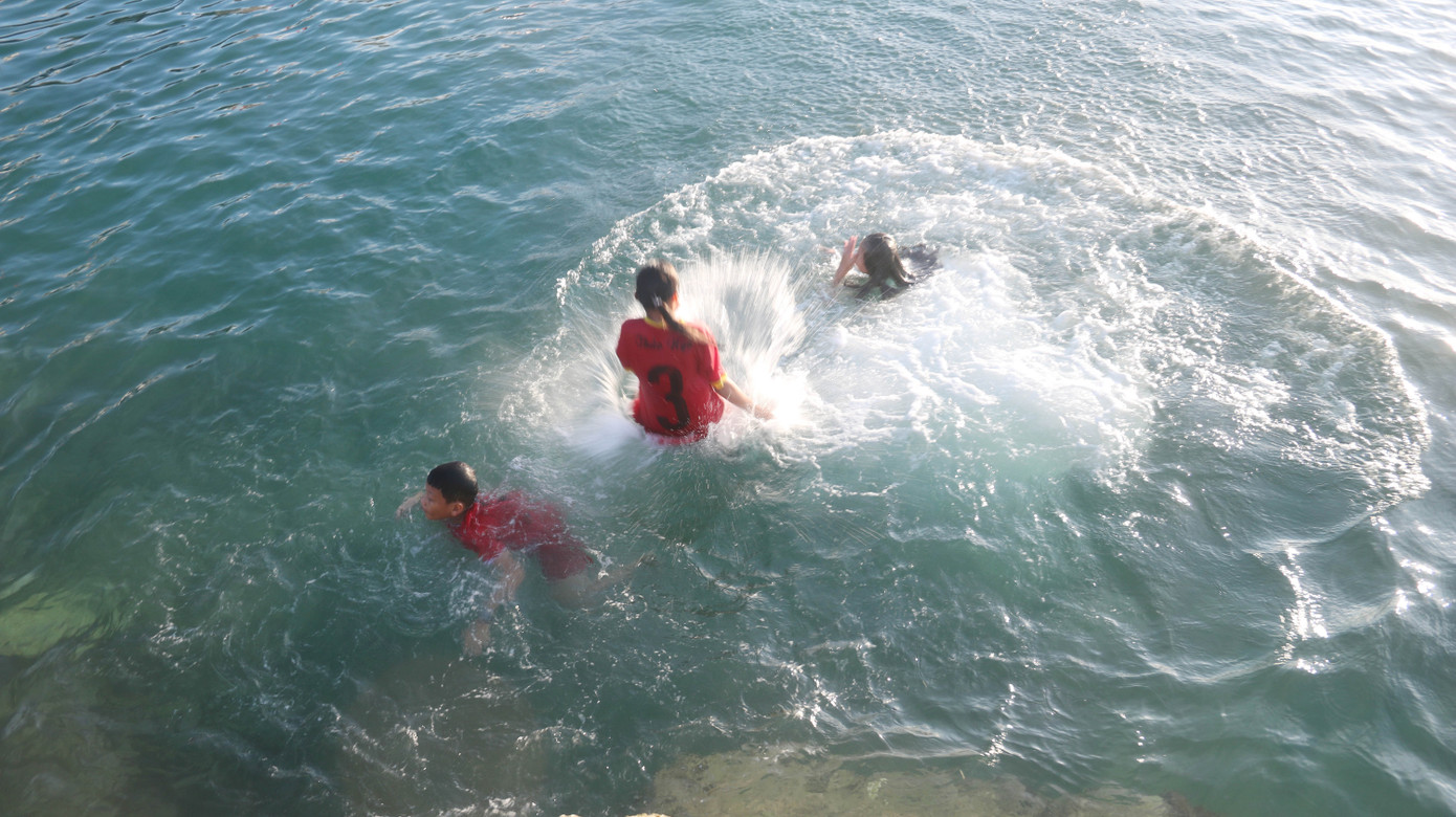 Kình ngư nhí ngụp lặn giữa biển chiều Lý Sơn ảnh 4