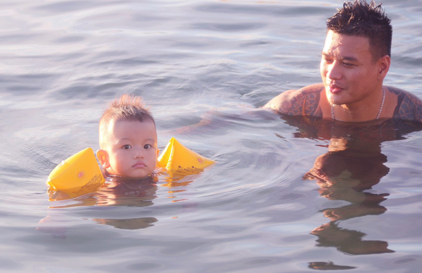 Kình ngư nhí ngụp lặn giữa biển chiều Lý Sơn ảnh 2