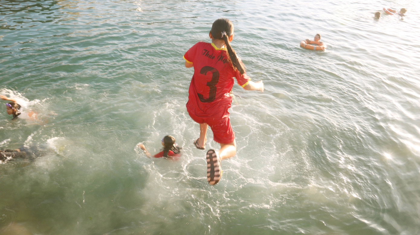 Kình ngư nhí ngụp lặn giữa biển chiều Lý Sơn ảnh 3