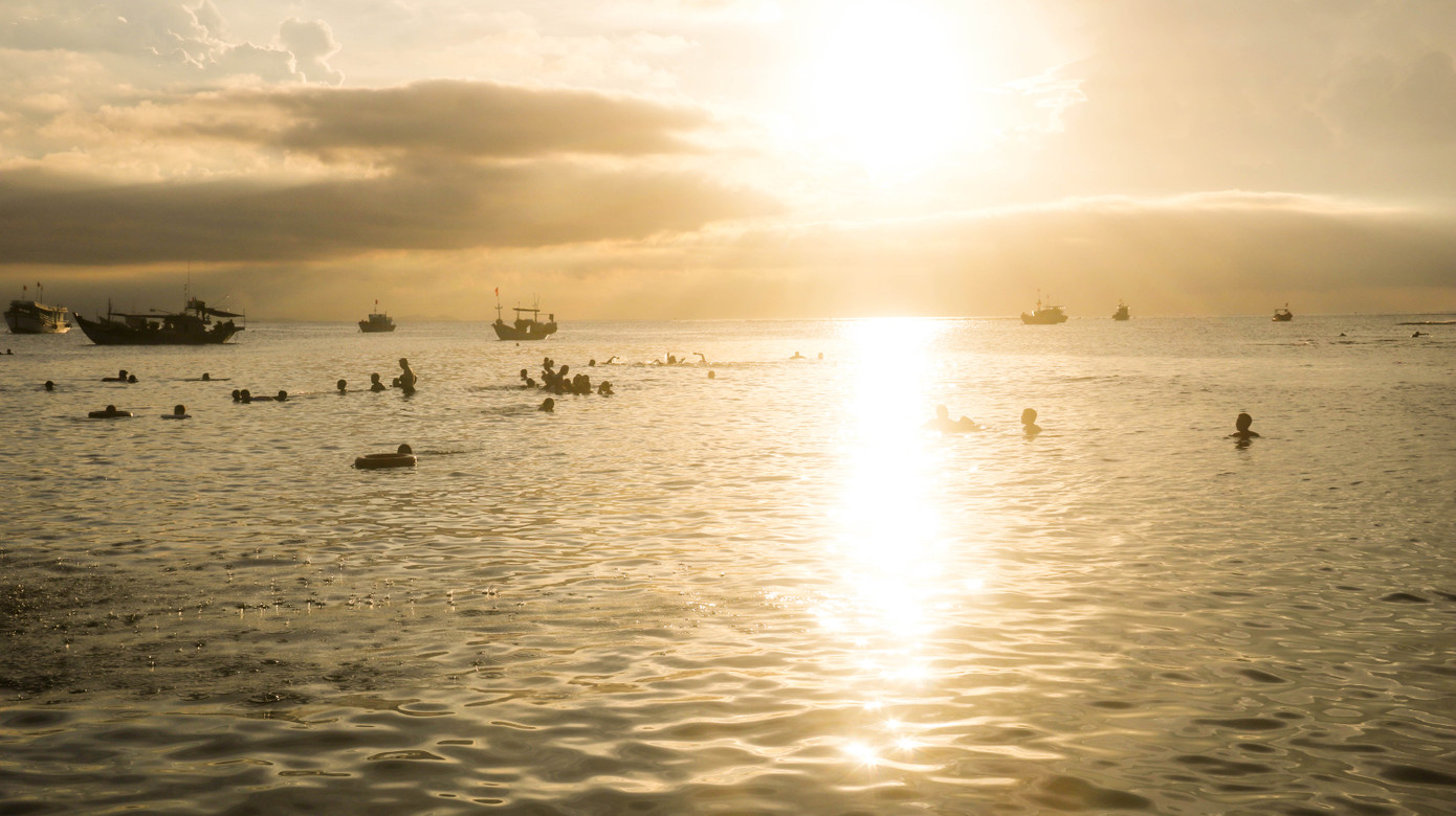 Kình ngư nhí ngụp lặn giữa biển chiều Lý Sơn ảnh 1