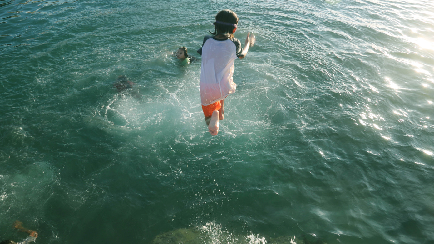 Những cú phi mình xuống biển đầy tự tin của những bé gái khiến nhiều vận động viên điền kinh tham gia giải Marathon báo Tiền Phong phải reo hò, hết lời tán thưởng khi vừa đặt chân lên đảo Lý Sơn. Kình ngư nhí ngụp lặn giữa biển chiều Lý Sơn ảnh 6