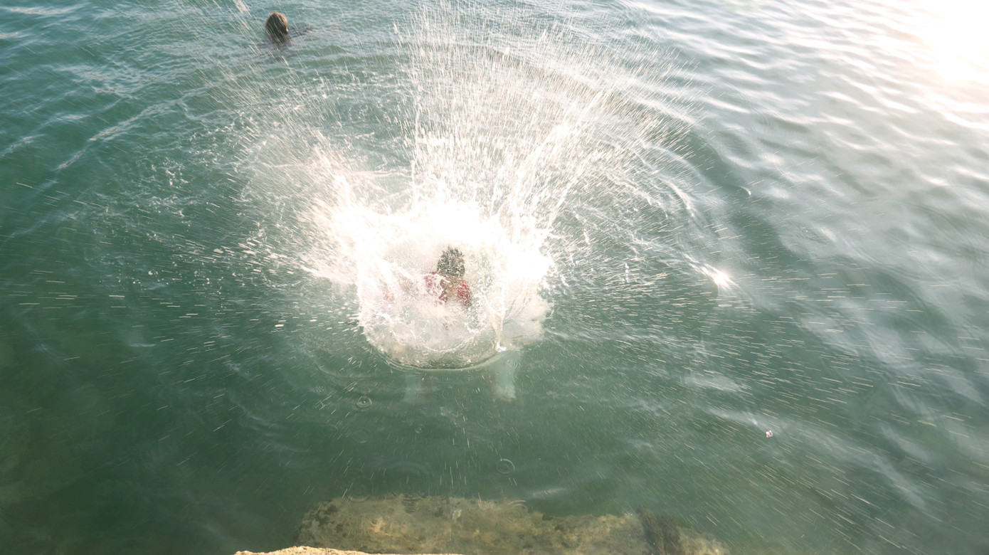 Bé trai 4 tuổi tự tin bơi ngửa giữa làn nước biển sâu, trong vắt. Kình ngư nhí ngụp lặn giữa biển chiều Lý Sơn ảnh 10