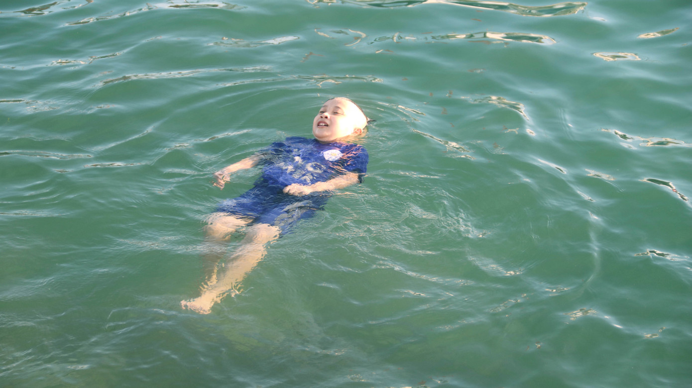 Kình ngư nhí ngụp lặn giữa biển chiều Lý Sơn ảnh 11