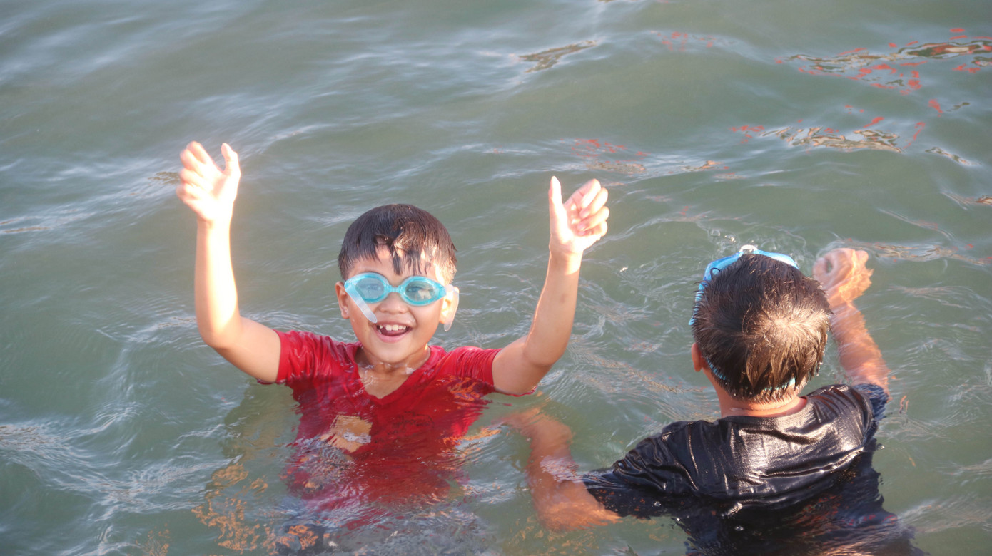 Kình ngư nhí ngụp lặn giữa biển chiều Lý Sơn ảnh 9