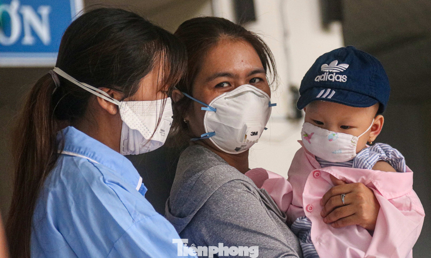 Nghẹn ngào giây phút bé 8 tháng tuổi ở Đà Nẵng chiến thắng COVID-19 về với gia đình ảnh 7