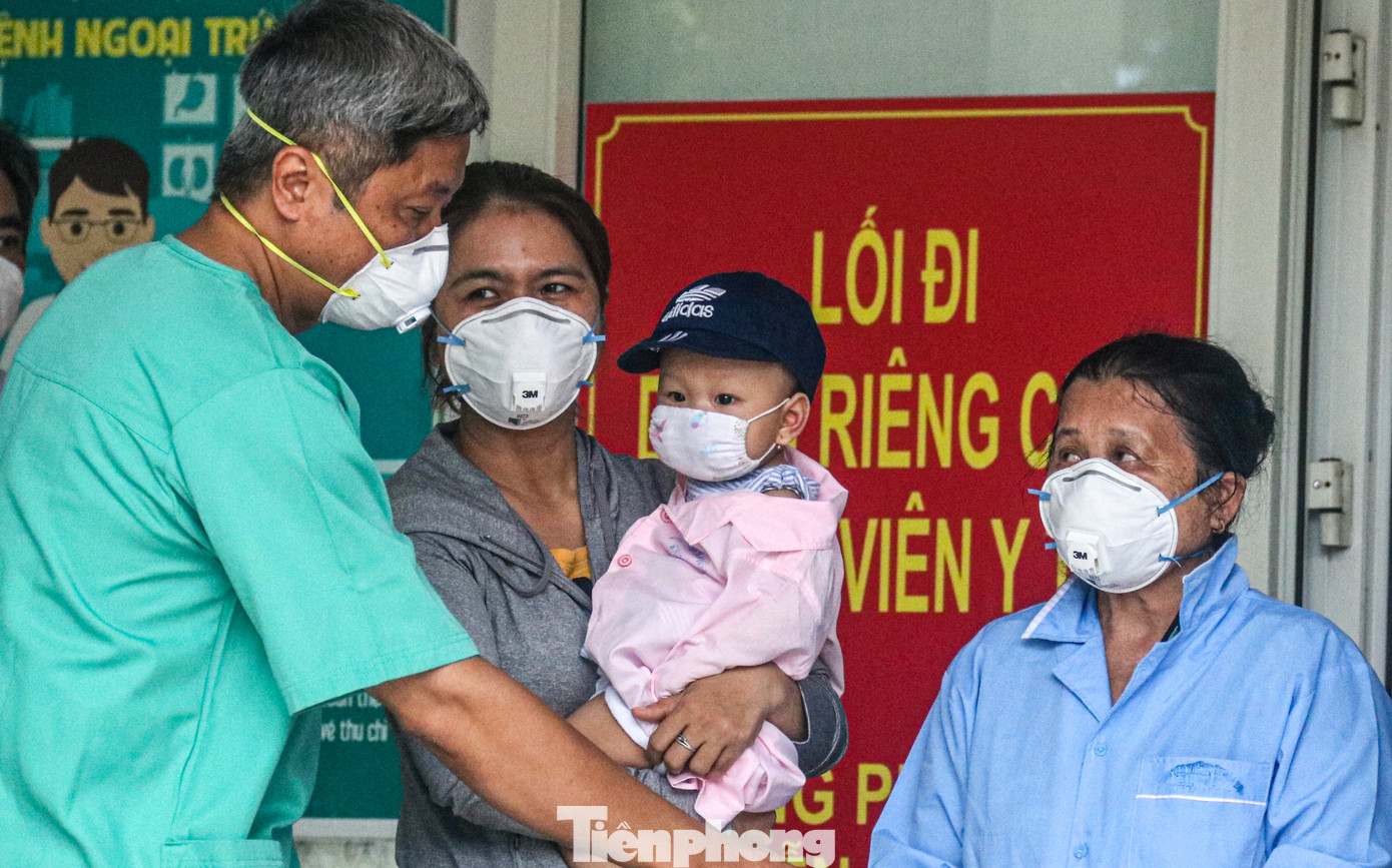 Nghẹn ngào giây phút bé 8 tháng tuổi ở Đà Nẵng chiến thắng COVID-19 về với gia đình ảnh 5