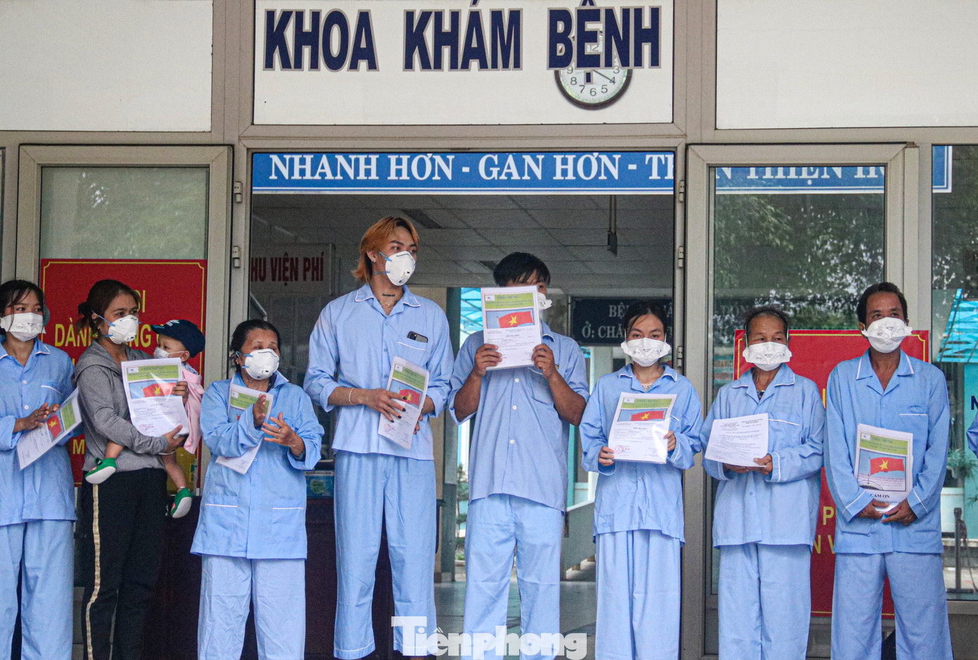 Nghẹn ngào giây phút bé 8 tháng tuổi ở Đà Nẵng chiến thắng COVID-19 về với gia đình ảnh 8