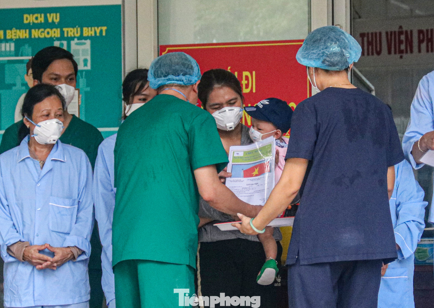 Nghẹn ngào giây phút bé 8 tháng tuổi ở Đà Nẵng chiến thắng COVID-19 về với gia đình ảnh 3