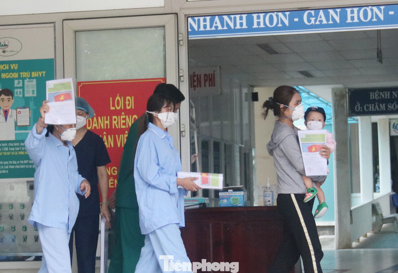 Nghẹn ngào giây phút bé 8 tháng tuổi ở Đà Nẵng chiến thắng COVID-19 về với gia đình ảnh 1