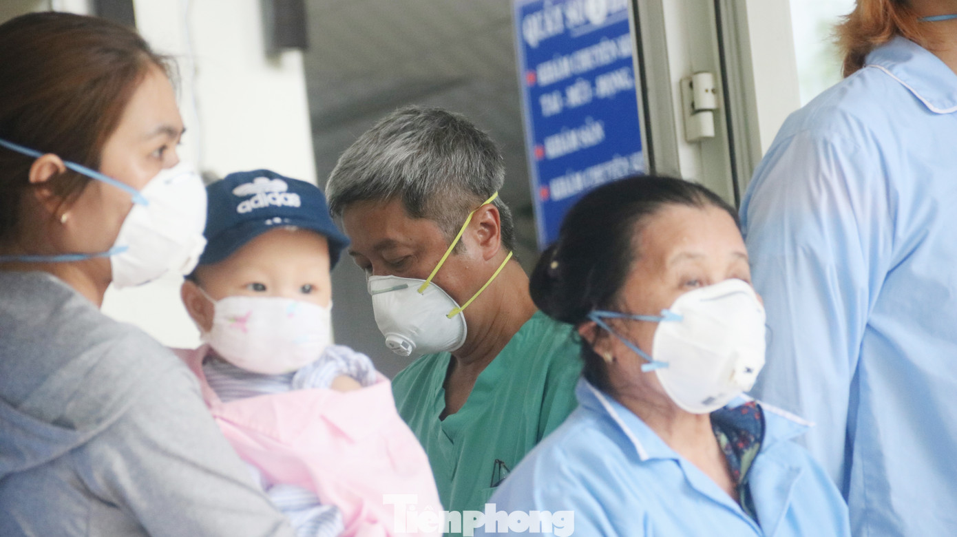 Nghẹn ngào giây phút bé 8 tháng tuổi ở Đà Nẵng chiến thắng COVID-19 về với gia đình ảnh 4