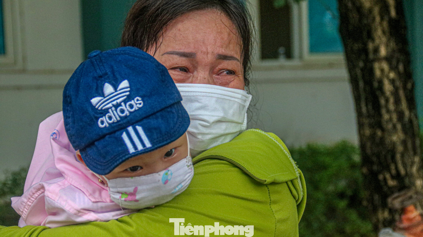 Nghẹn ngào giây phút bé 8 tháng tuổi ở Đà Nẵng chiến thắng COVID-19 về với gia đình ảnh 2