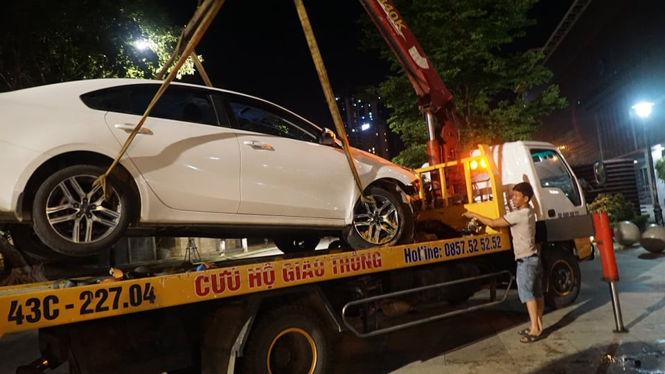 Ô tô lao vỡ kính toà nhà trung tâm hành chính thành phố Đà Nẵng ảnh 2