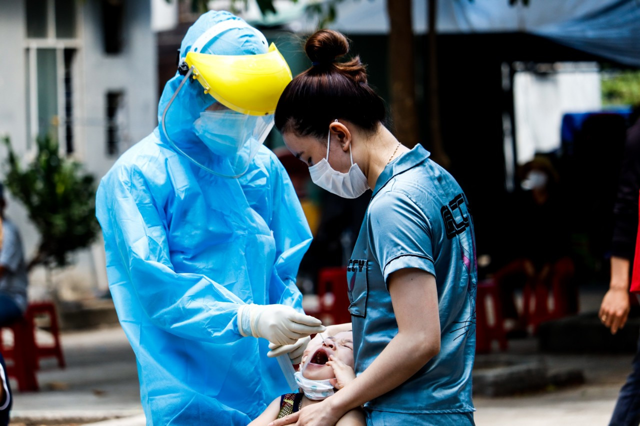 Hơn 600 cư dân “phố chung cư” Đà Nẵng được lấy mẫu xét nghiệm COVID-19 ảnh 8
