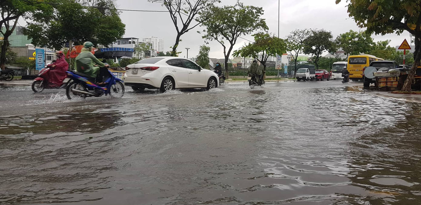 Mưa lớn, nhiều tuyến phố Đà Nẵng bị 'nhấn chìm' ảnh 2
