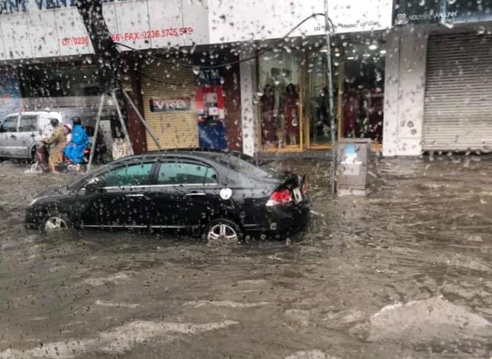 Mưa lớn, nhiều tuyến phố Đà Nẵng bị 'nhấn chìm' ảnh 1