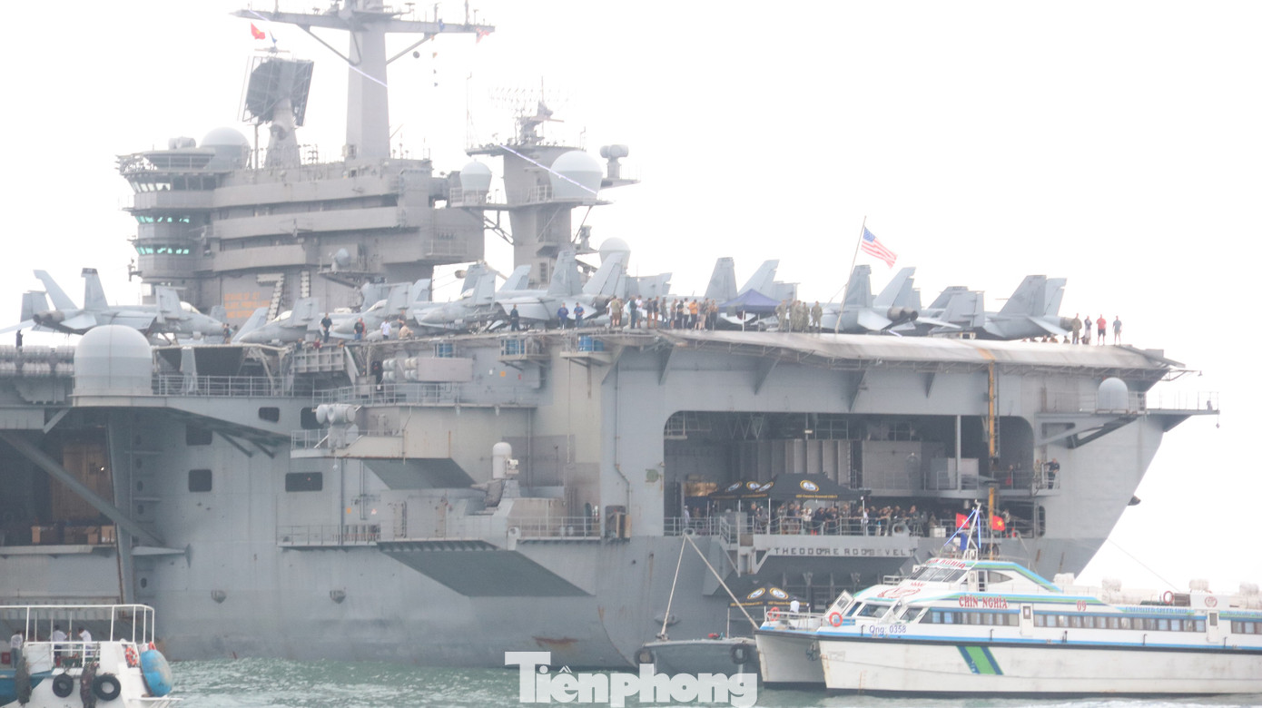 Hàng trăm phóng viên tiếc nuối vì chưa lên tàu sân bay USS Theodore Roosevelt ảnh 2